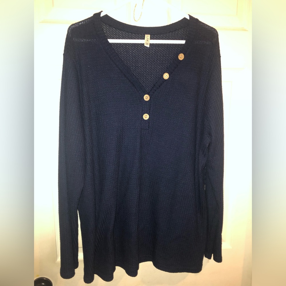 Navy Blue waffle knit, 2X , long sleeve, decorative buttons, like new condition
